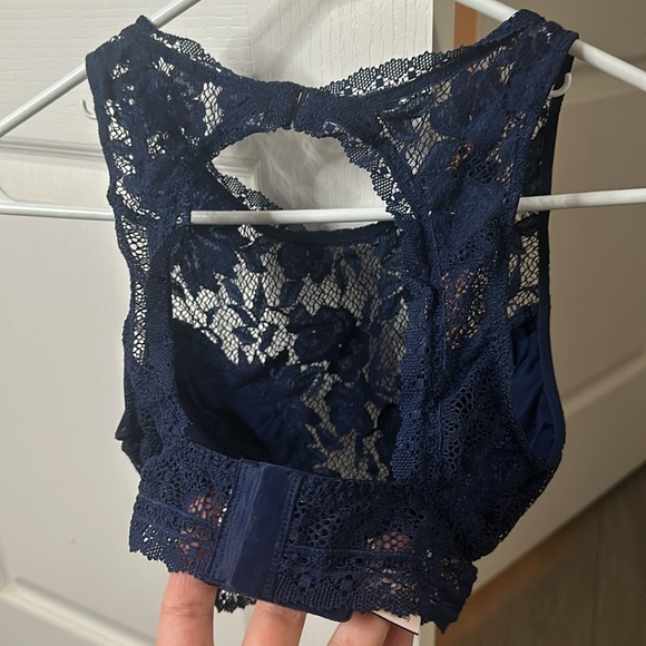 NWOT Victoria secret high neck open back bralette navy lace blue size medium - Picture 3 of 7